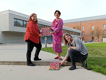 Übergabe der Legorampe: Christine Einödshofer (Freiwilligen Agentur, links) und Wiltrud Nosse (Bürgerhaus, unten) übergeben die Legorampe an die Inklusionsbeauftragte der Stadt Ingolstadt, Inge Braun (Foto: Weiland)