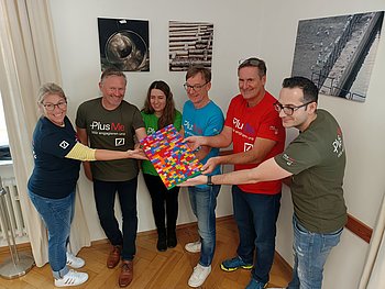 Gemeinsam gemeistert: die Legorampe ist fertig (Foto: Weiland)
