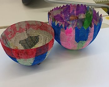 bemalte Schalen (Bild: Pädagoginnen der Berufsschulklasse))